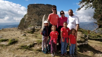 Photo de famille devant le "donjon" de Kuélap